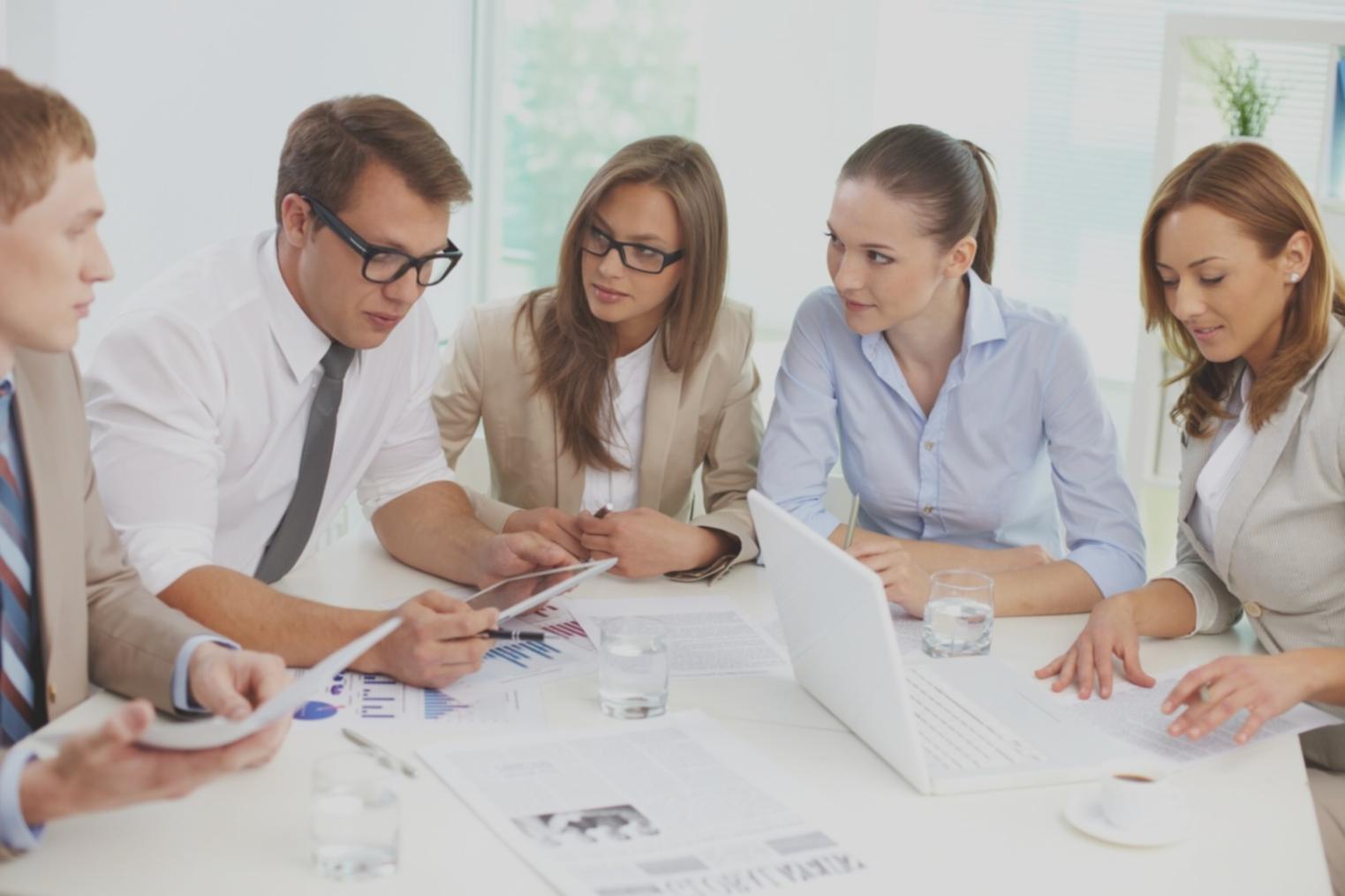 Session de travail en analyse financière avec documents et graphiques