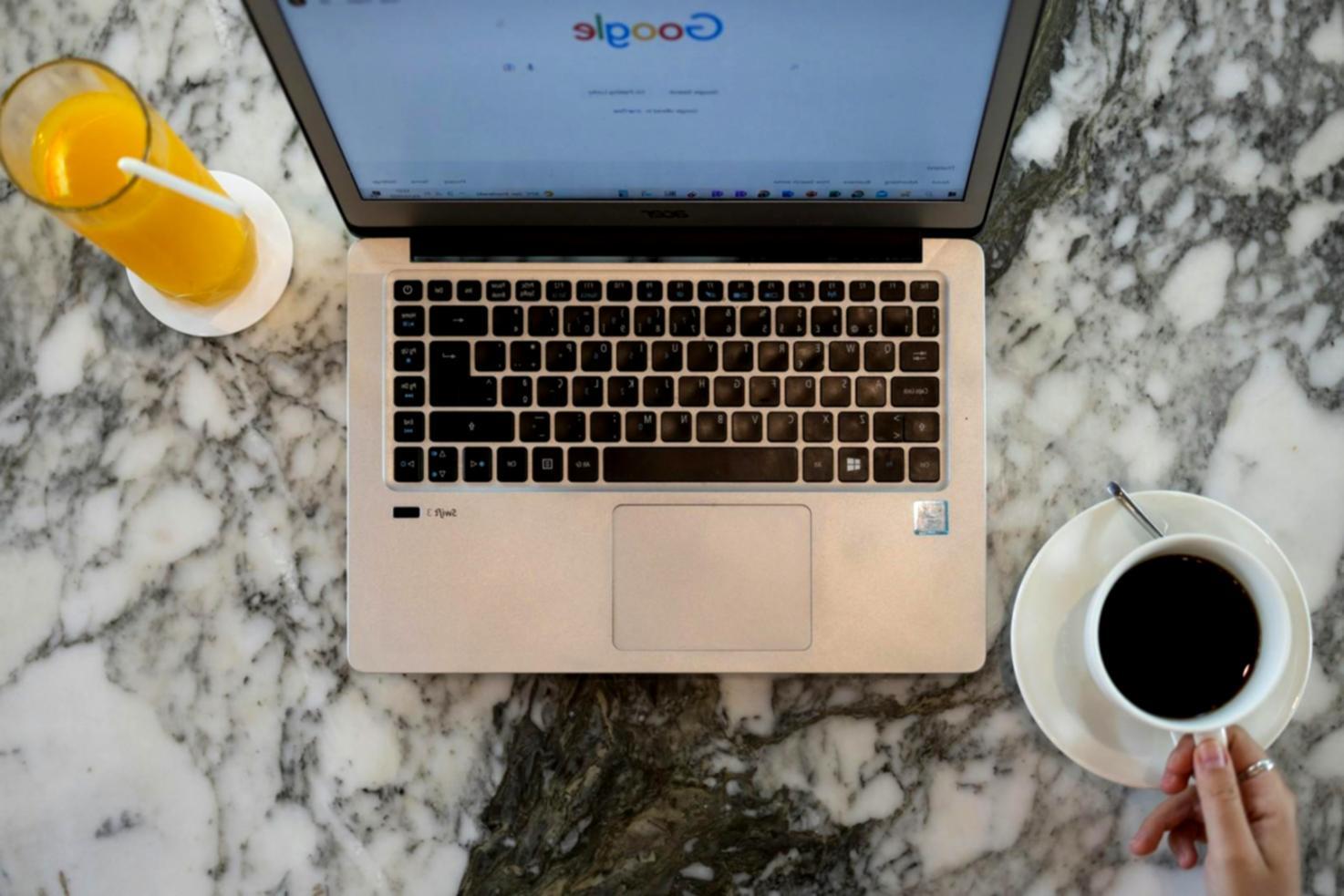 Environnement de formation en analyse financière avec documents et outils pédagogiques